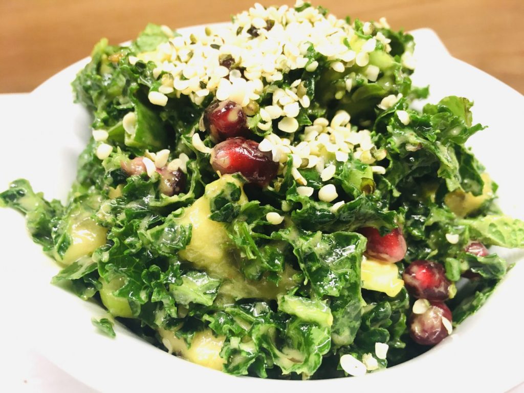 Grünkohl Salat mit Banane, Avocado und Hanf