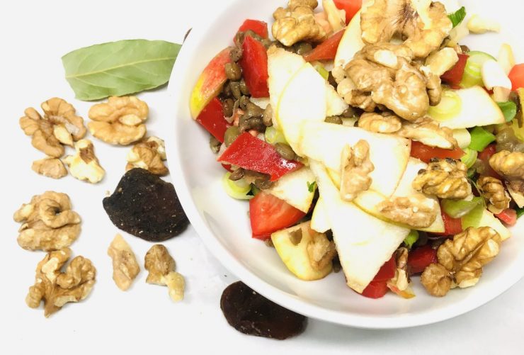 Paprika Linsen Salat mit Apfel, Aprikosen und Walnüssen