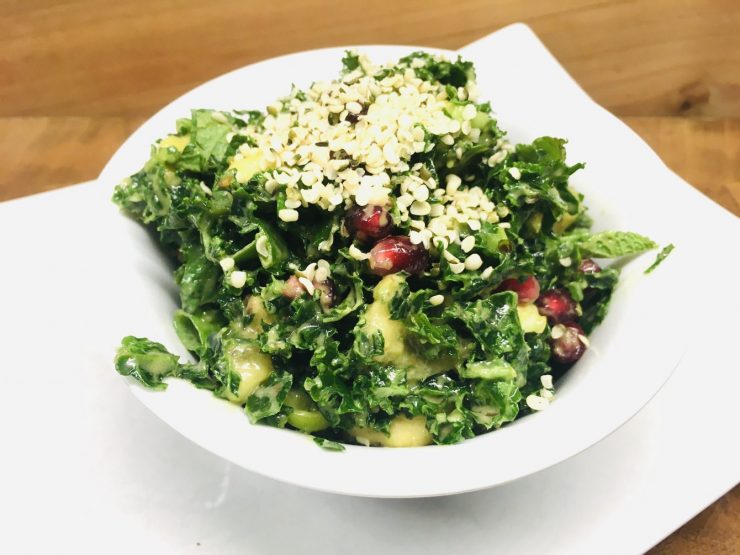 Grünkohl Salat mit Banane, Avocado und Hanf