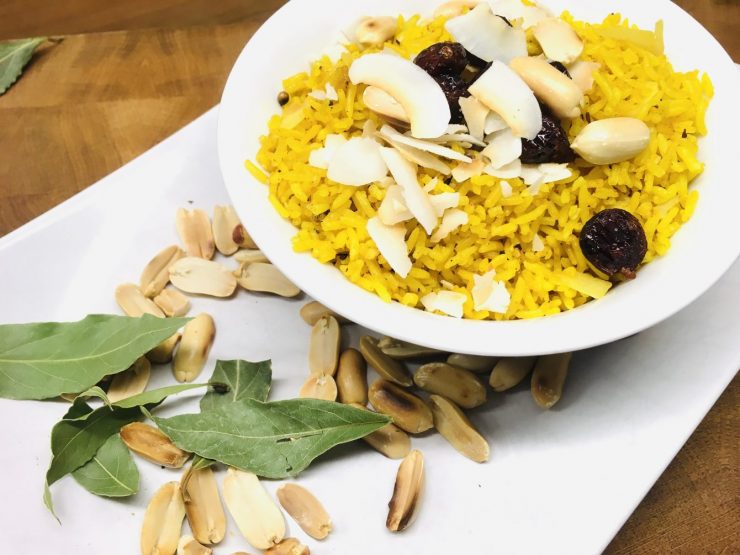 Gewürzreis mit Erdnüssen, Cranberries und Kokosnussraspeln