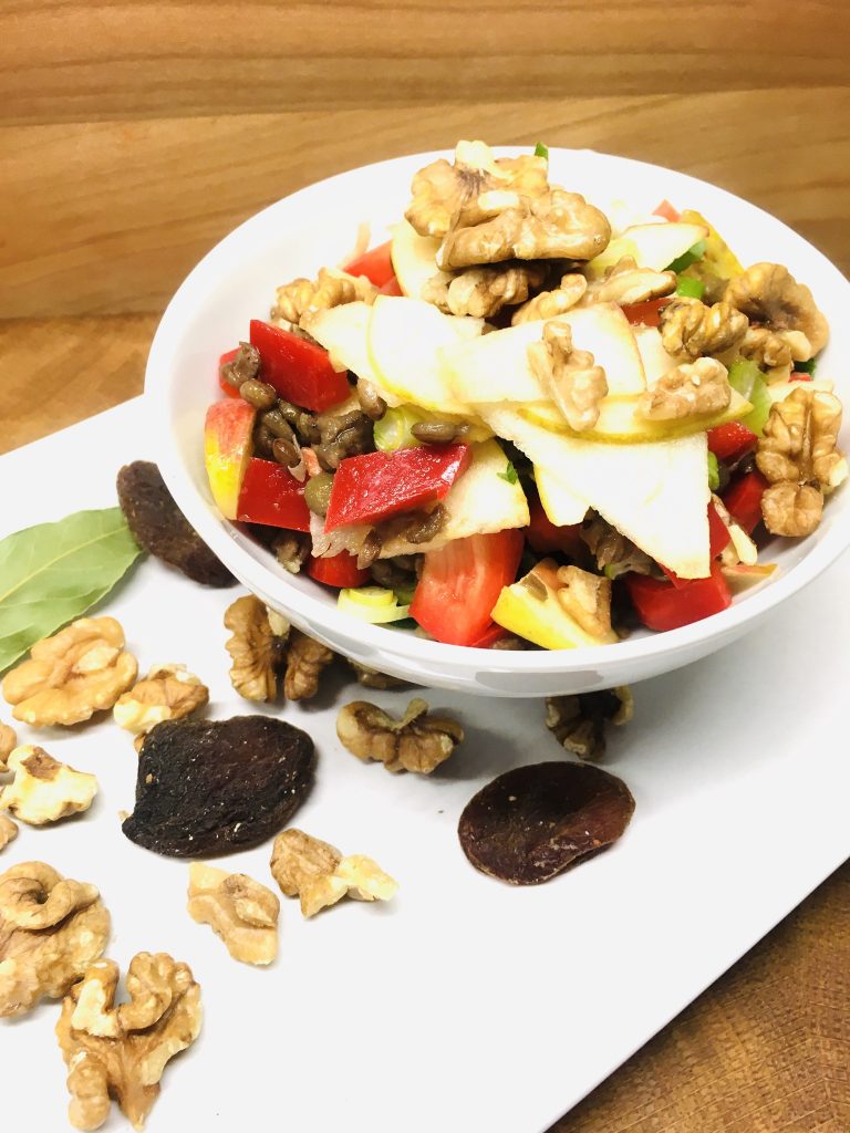 Paprika Linsen Salat mit Apfel, Aprikosen und Walnüssen