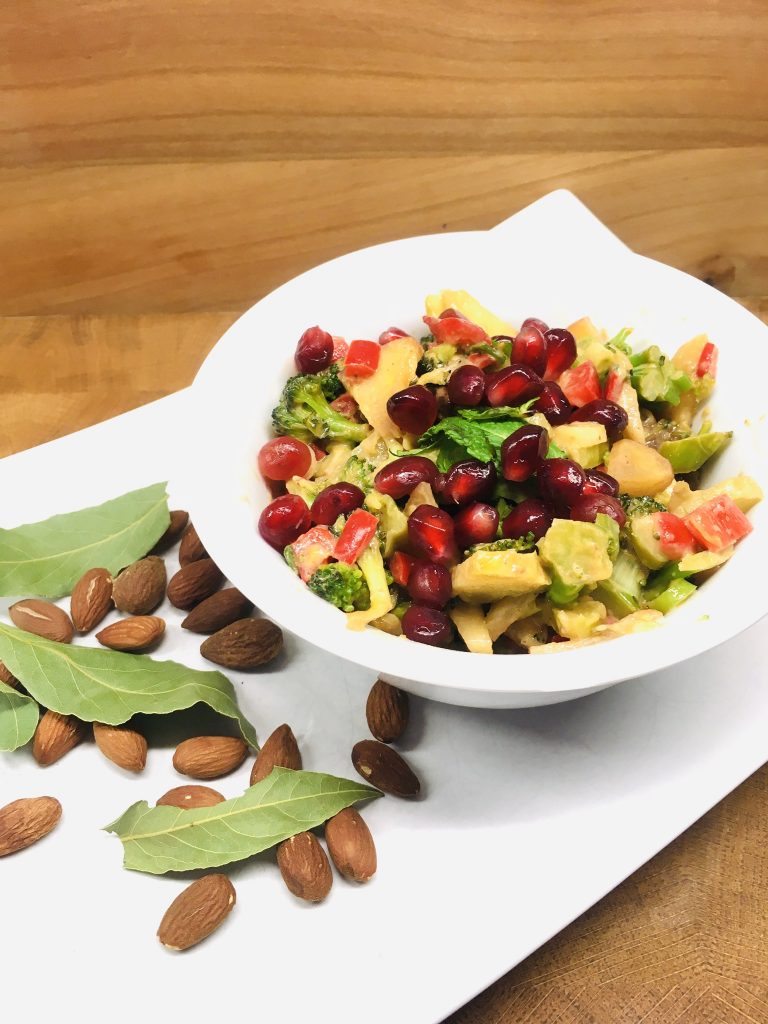 BROKKOLI PAPRIKA SALAT MIT ÄPFELN UND APRIKOSEN INGWER VINAIGRETTE