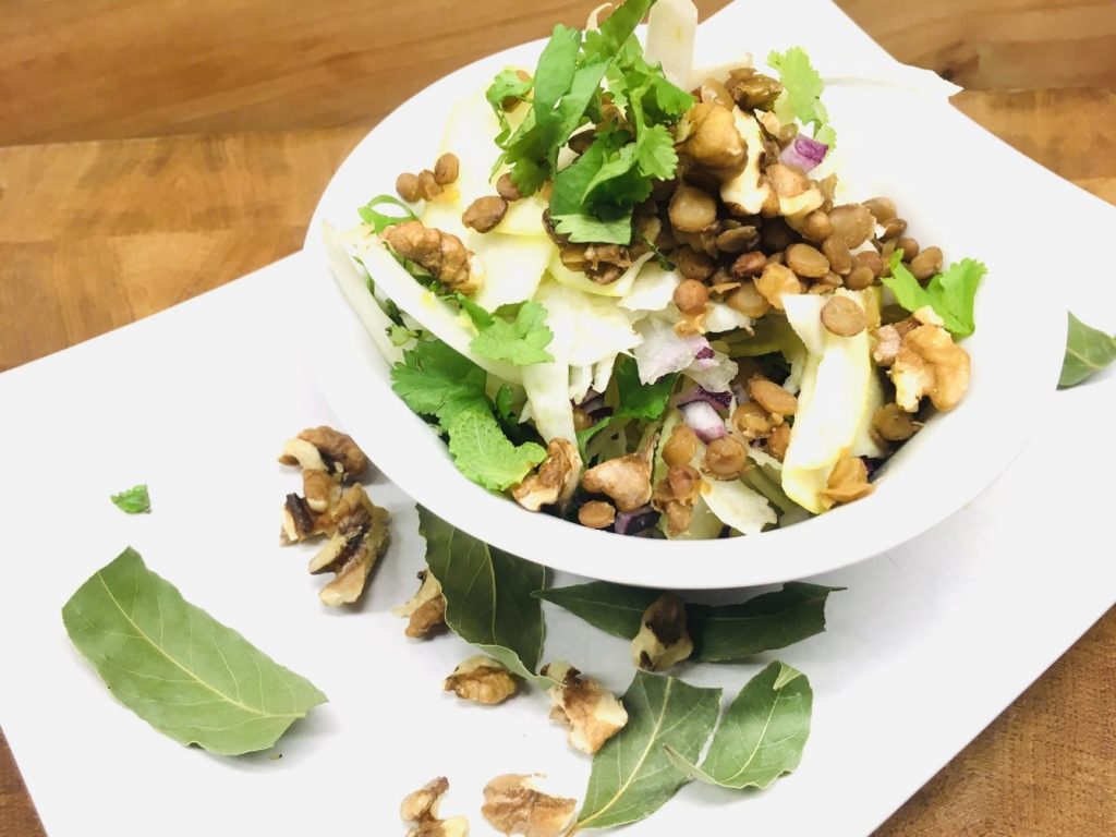 Apfel Fenchel Salat mit Linsen und Walnüssen 