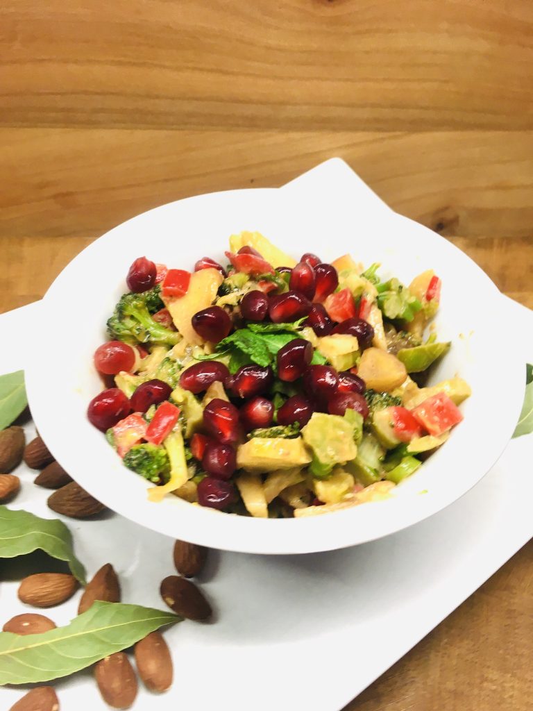 Brokkoli Paprika Salat mit Äpfeln, Aprikosen und Mandeln