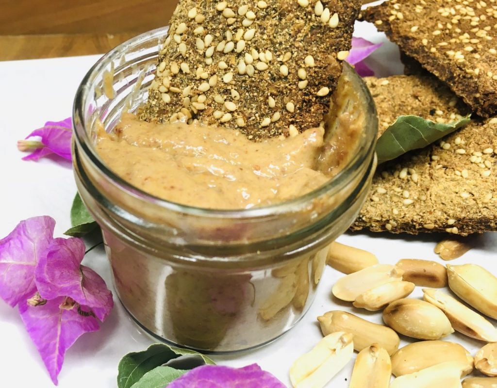 Bananen Erdnuss Miso Butter mit Brokkoli Crackern