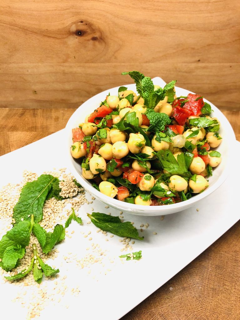 Kichererbsen Salat mit Paprika und Zitronen Tahini Dressing