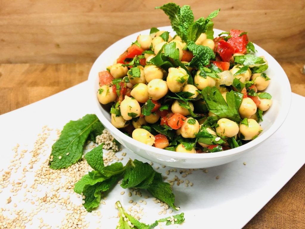 Kichererbsen Salat mit Paprika und Zitronen Tahini Dressing 