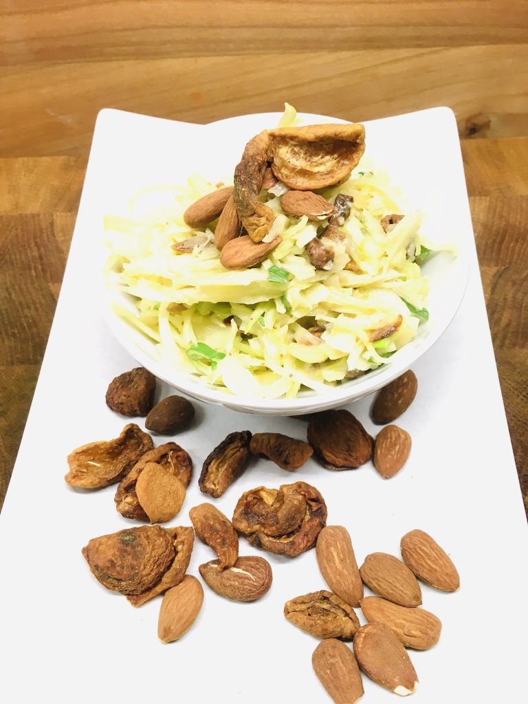 Spitzkohl Salat mit Aprikosen und gerösteten Mandeln