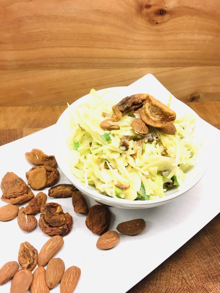 Krautsalat mit Aprikosen und gerösteten Mandeln