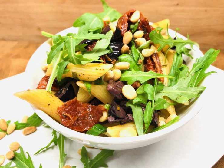 Nudelsalat mit Tomaten, Oliven, Rucola und Pinienkernen