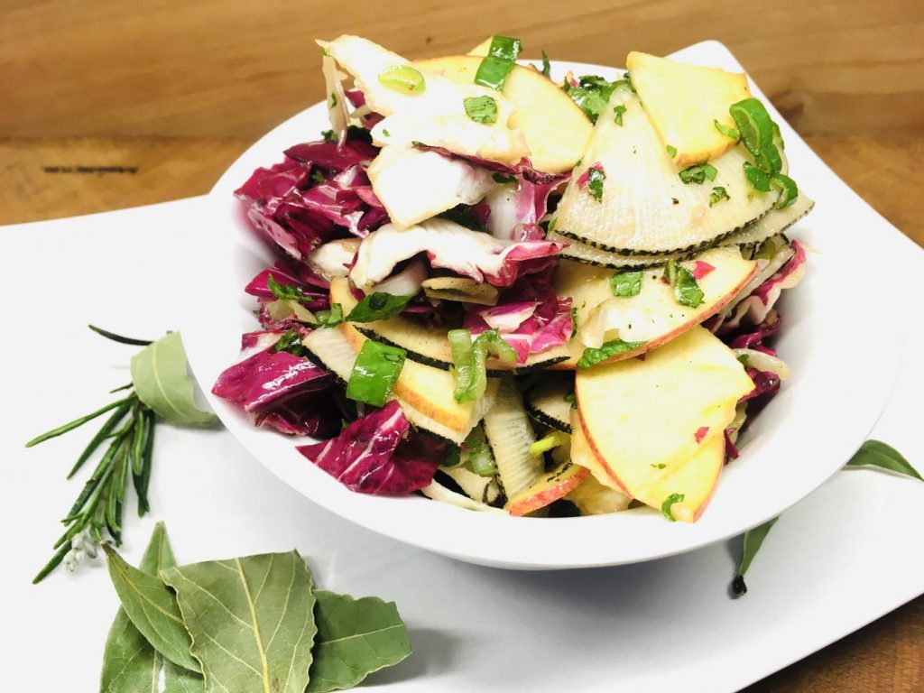 Schwarzer Rettich mit Apfel und Radicchio Salat