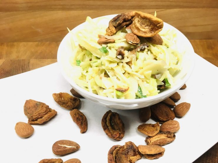 Spitzkohl Salat mit Aprikosen und gerösteten Mandeln