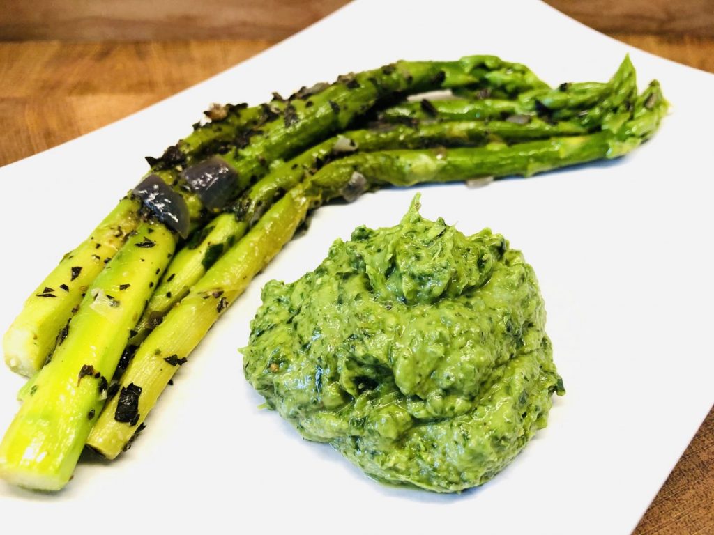 Grüner Spargel mit Bärlauch Avocado Dip