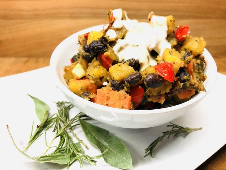 Gebratene Kartoffeln mit Paprika und schwarzen Bohnen und Tahini Sauce