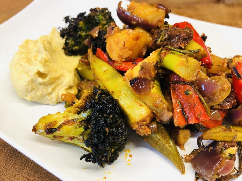 Gebackene Kartoffeln mit Harissa, Okraschoten und Tomaten