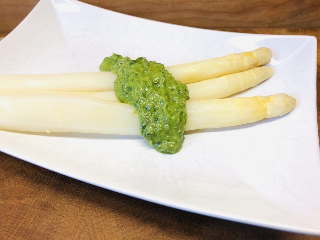 Weißer Spargel mit Bärlauch Hollandaise