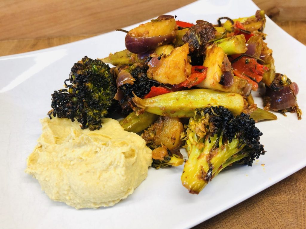 Gebackene Kartoffeln mit Harissa, Okraschoten und Tomaten