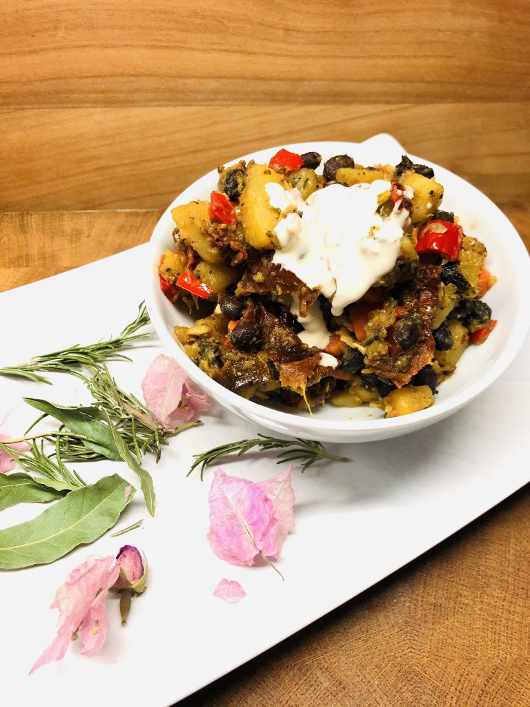 Bratkartoffeln mit Paprika und schwarzen Bohnen und Tahini Sauce