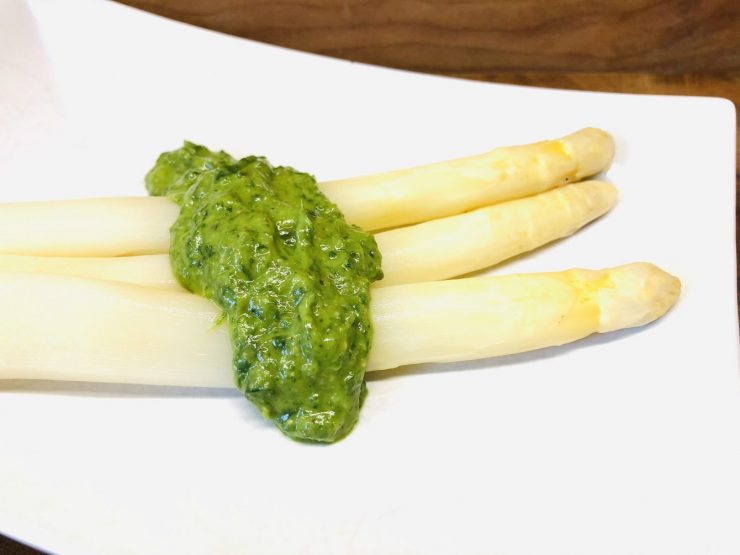 Weißer Spargel mit Bärlauch Hollandaise