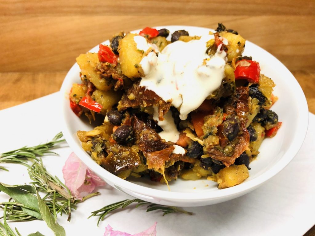 Gebratene Kartoffeln mit Paprika und schwarzen Bohnen und Tahini Sauce