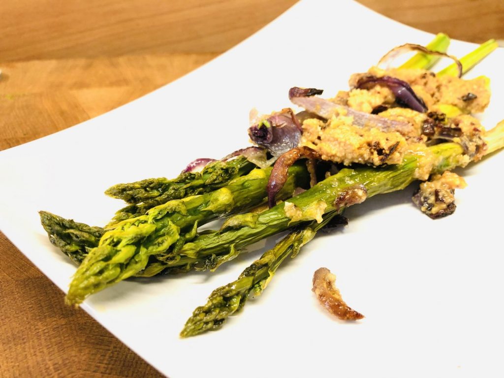 Gratinierter Spargel mit Haselnuss-Schmelz