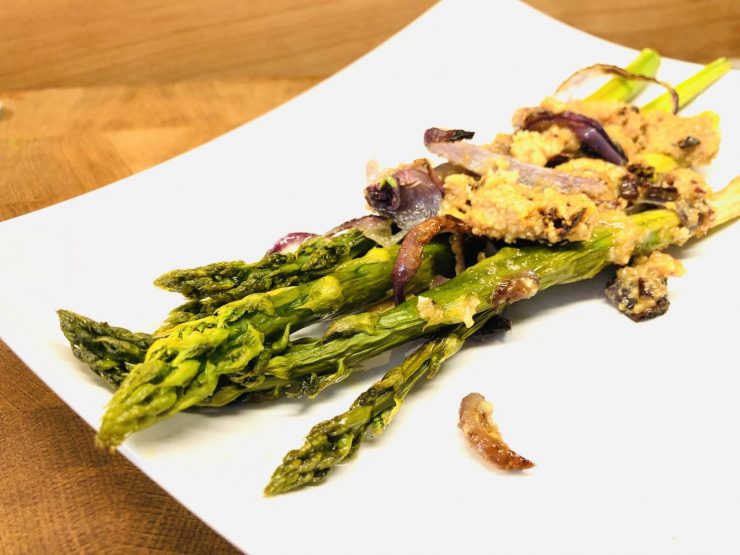 Gratinierter Spargel mit Haselnuss-Schmelz