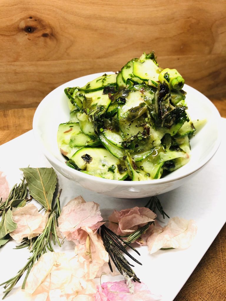 Marinierter Zucchini Salat mit Algen