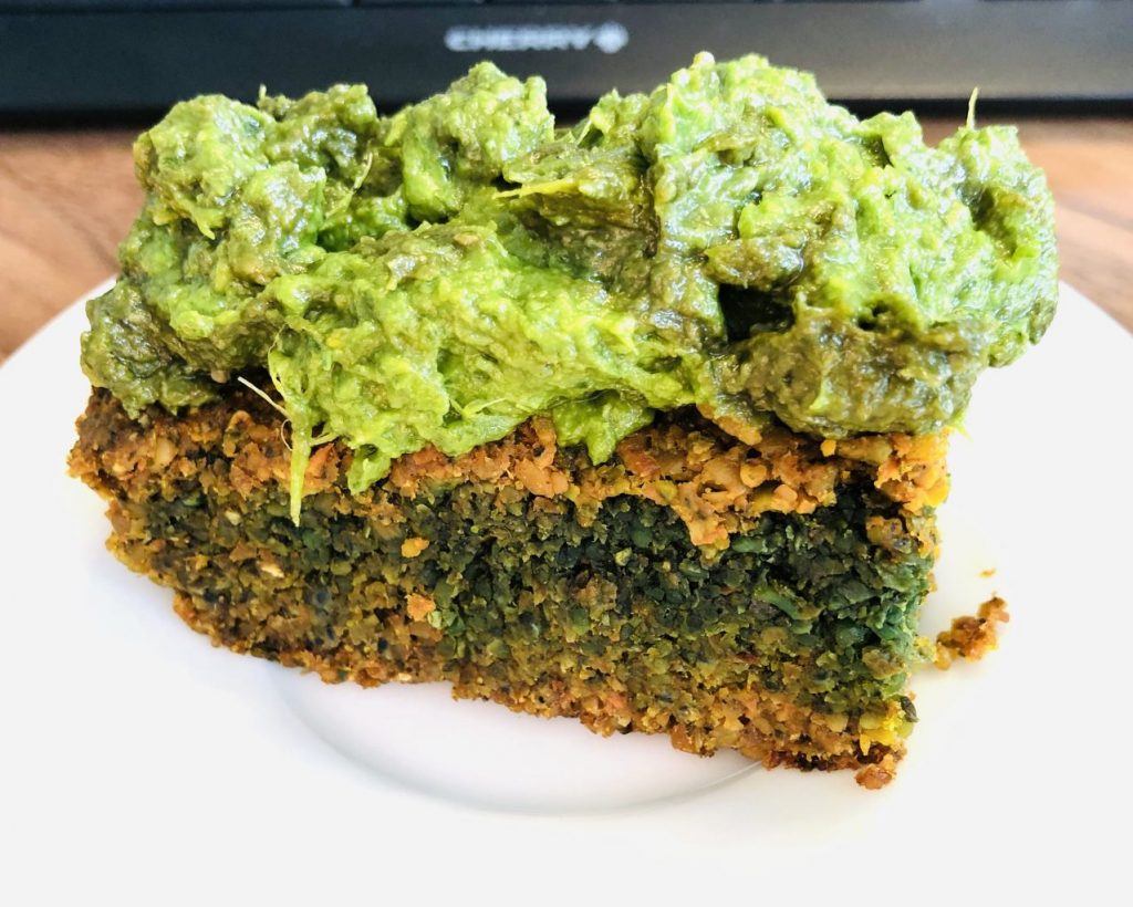 Karotten Kuchen mit Sonnenblumenkernen mit Bärlauch Avocado Creme