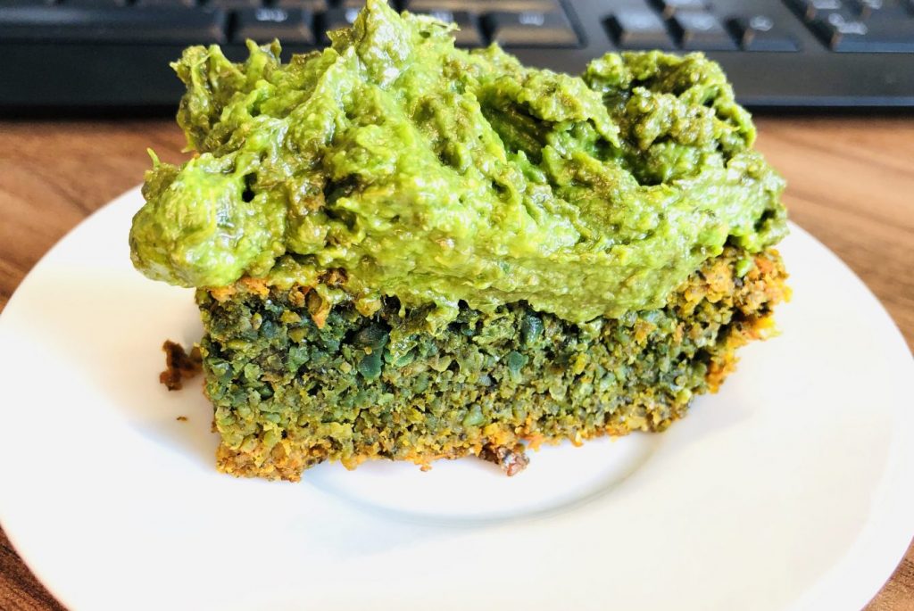 Herzhafter grüner Karotten Kuchen mit Sonnenblumenkernen