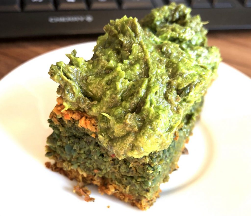 Grüner Karotten Kuchen mit Bärlauch Avocado Creme