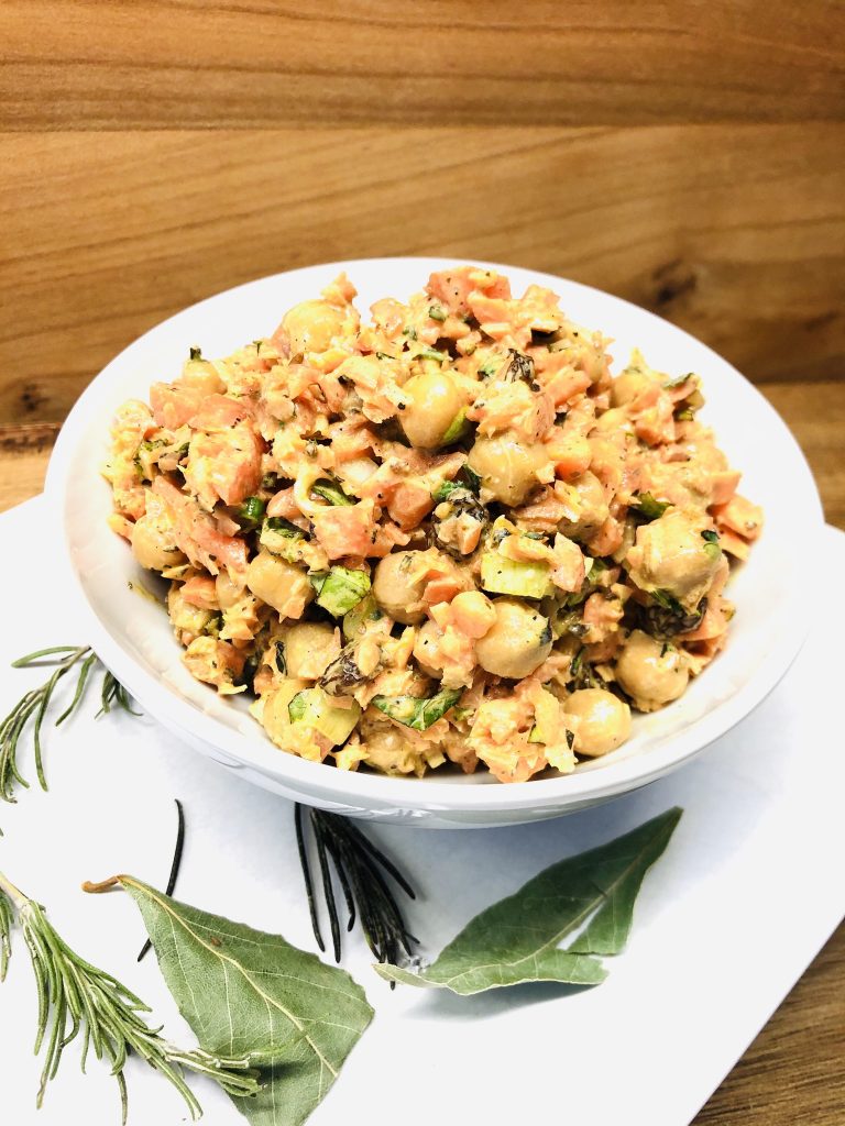 Karotten Kichererbsen Salat mit Tahini Dressing