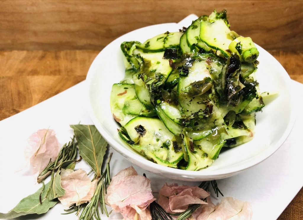 Marinierter Zucchini Salat mit Algen