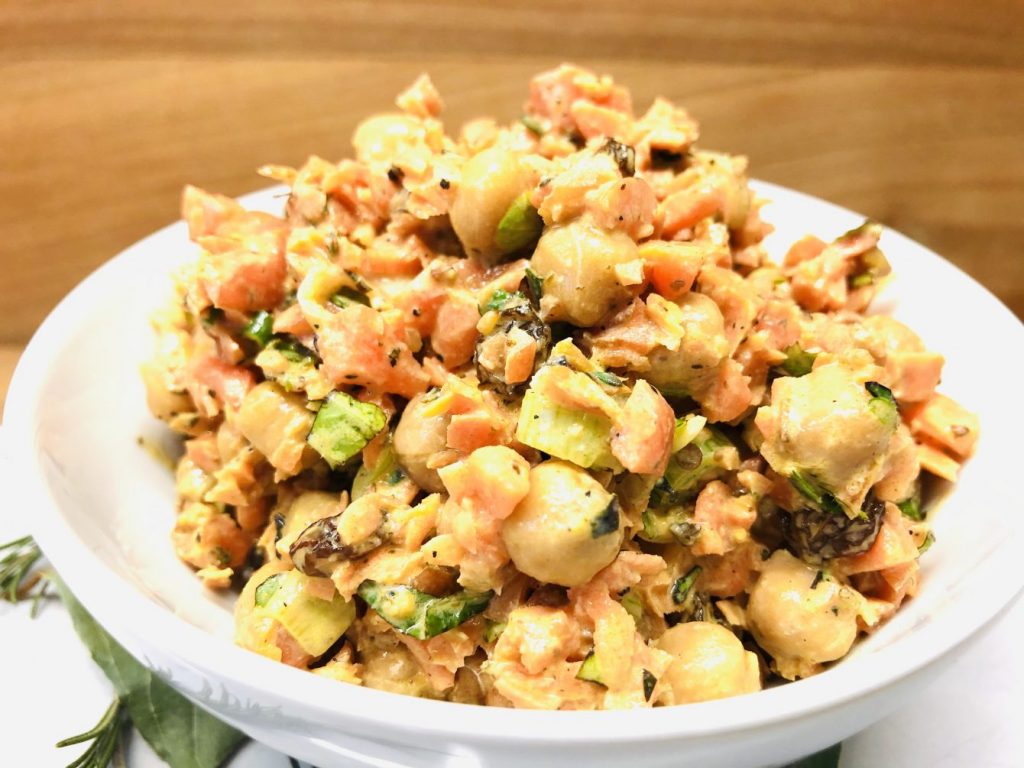 Karotten Kichererbsen Salat mit Tahini Dressing
