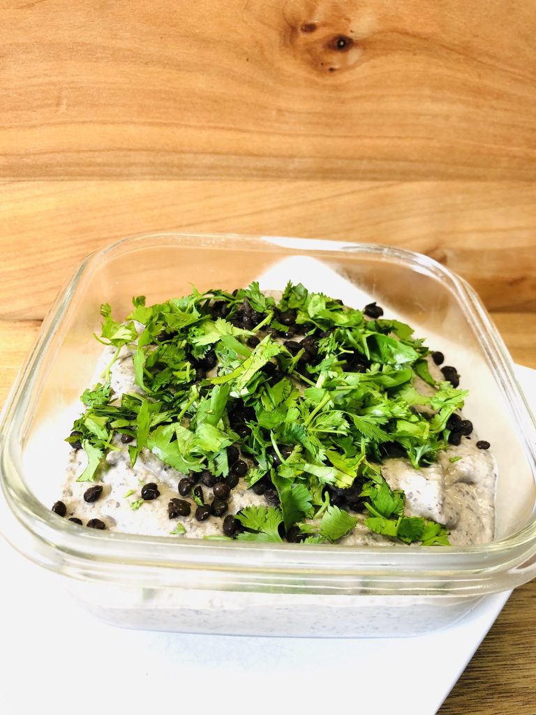 Schwarzer Hummus aus Beluga Linsen