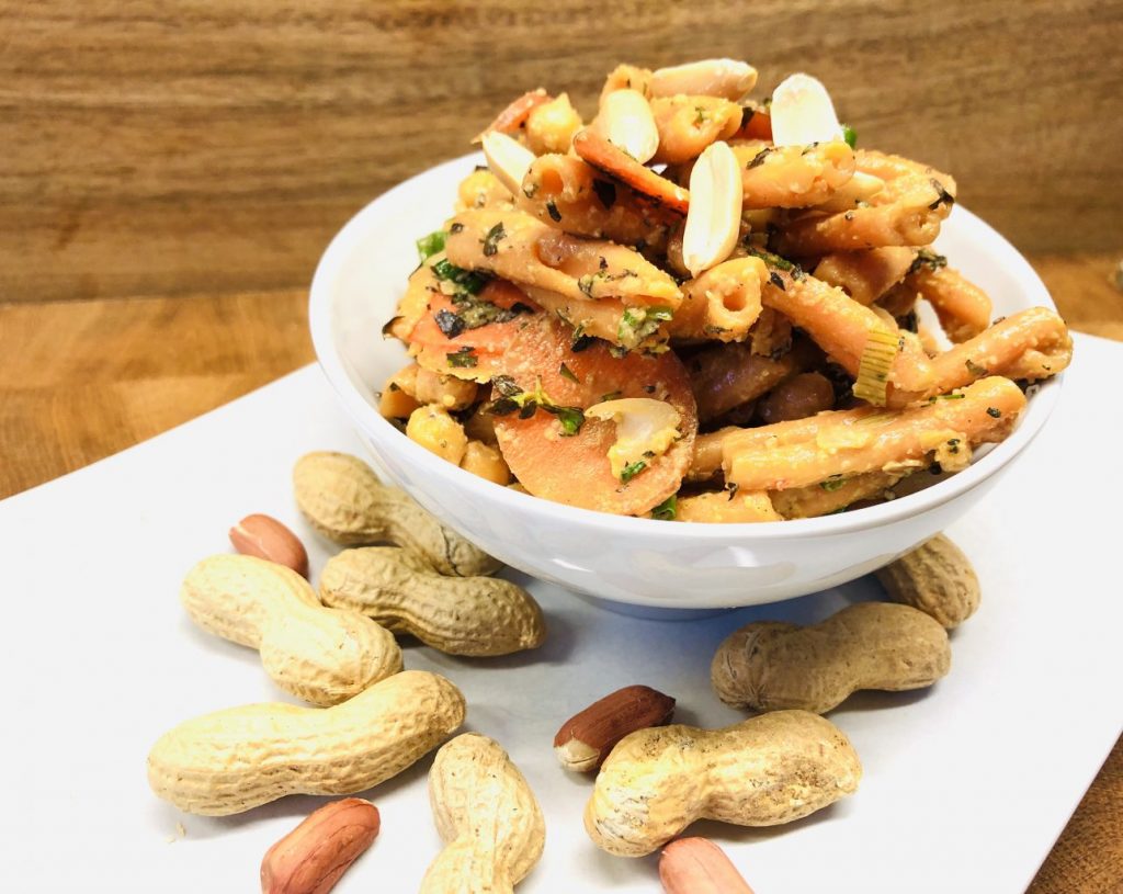 Linsen Pasta Salat mit Kichererbsen mit Erdnuss Sauce