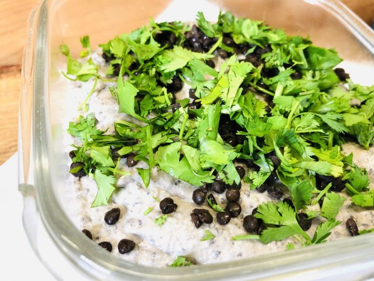 Schwarzer Hummus aus Beluga Linsen