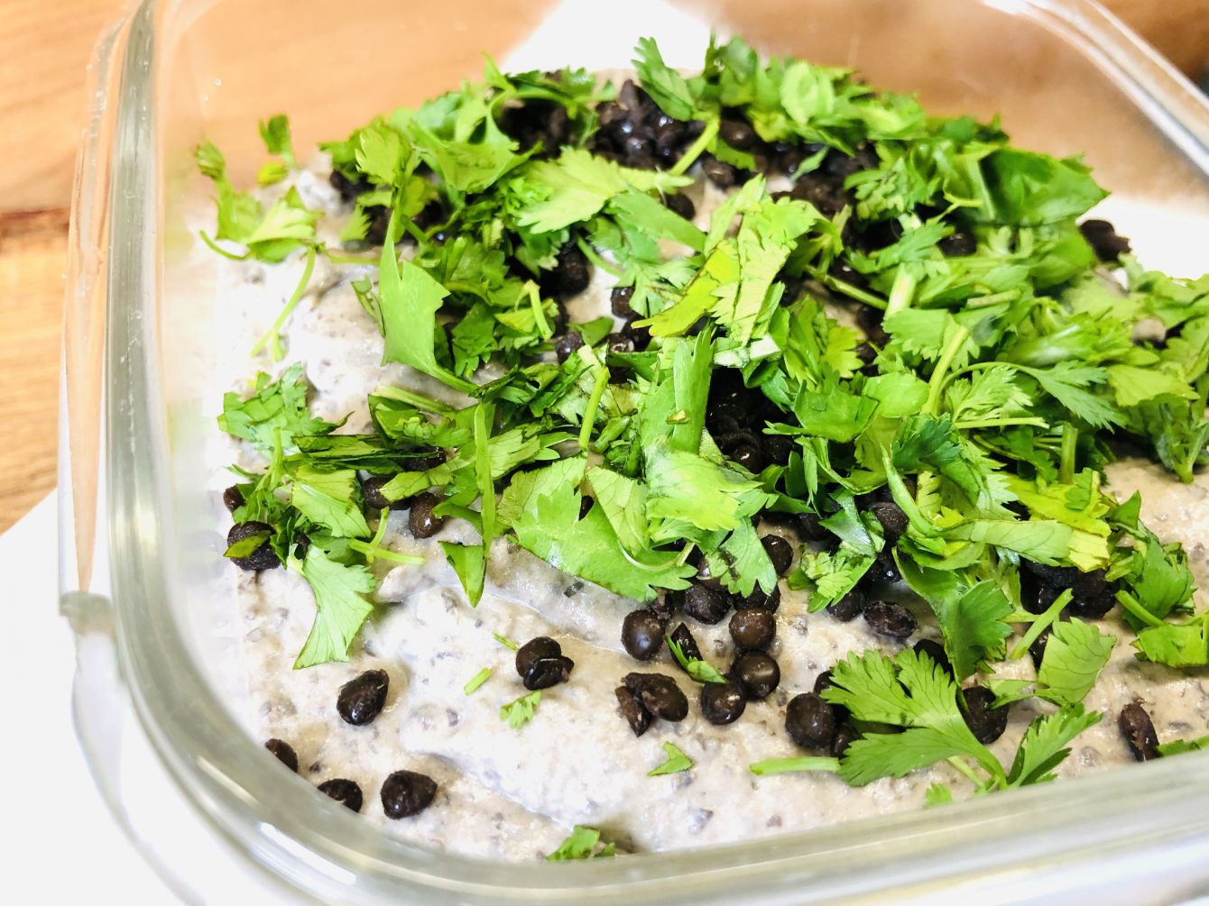 Schwarzer Hummus aus Beluga Linsen