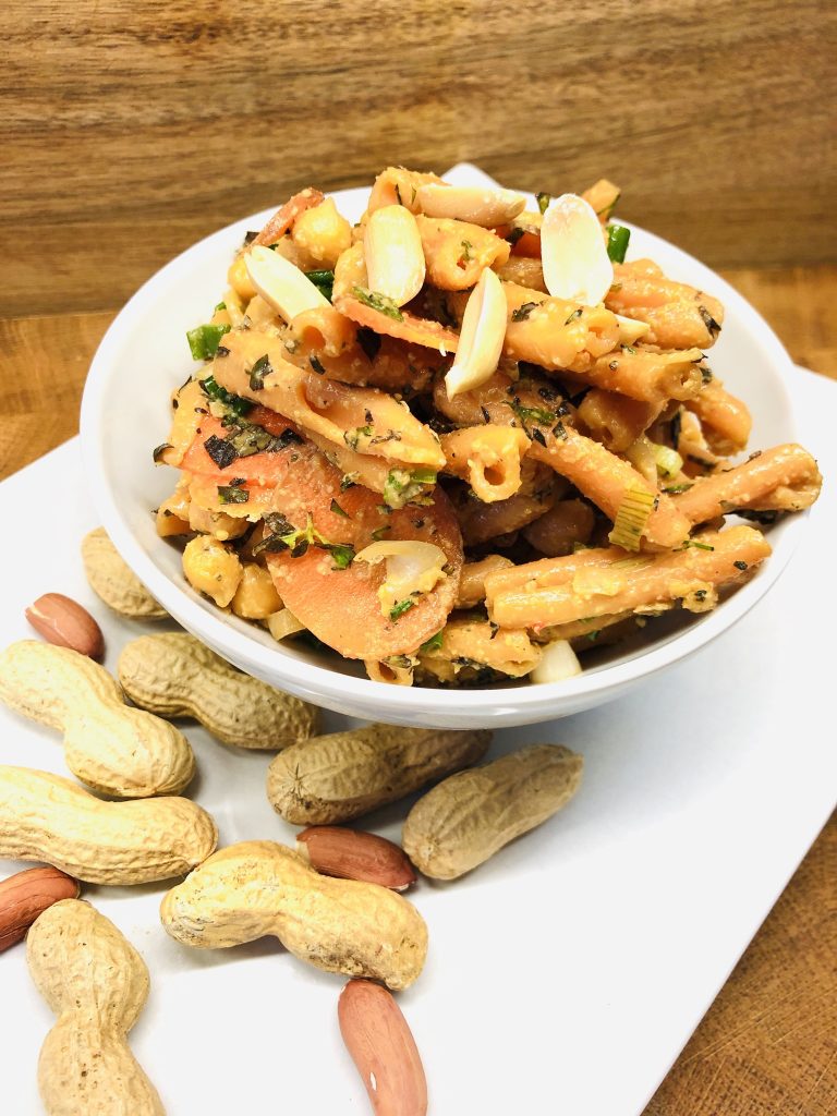 Linsen Pasta Salat mit Kichererbsen mit Erdnuss Sauce