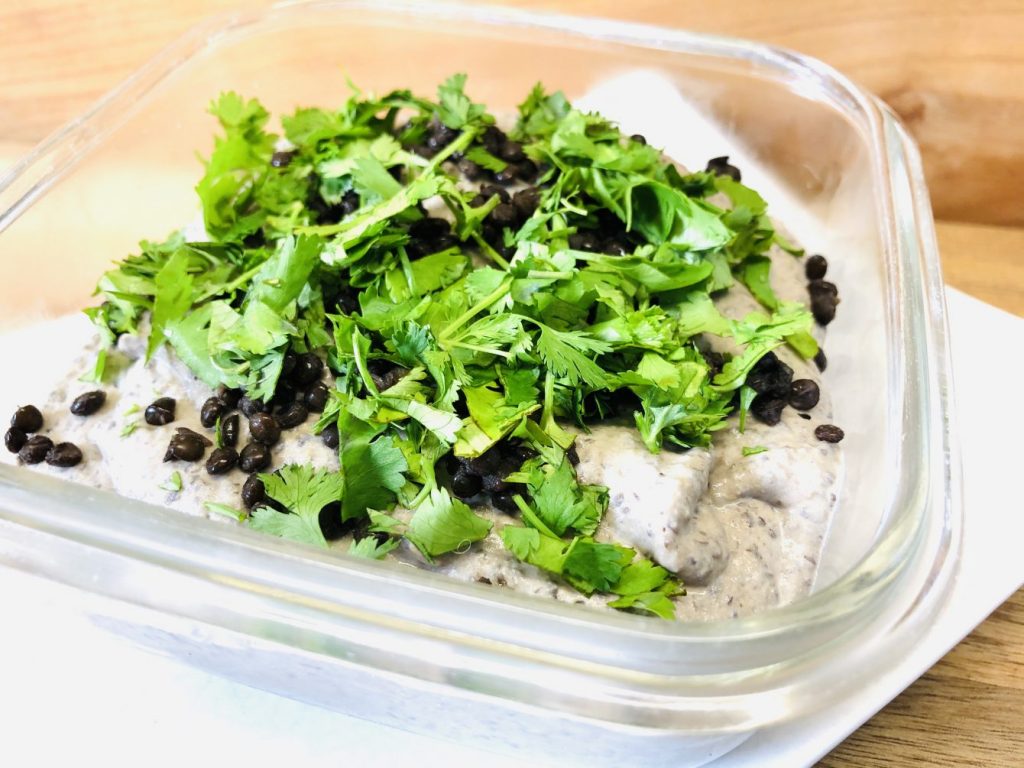 Schwarzer Hummus aus Beluga Linsen