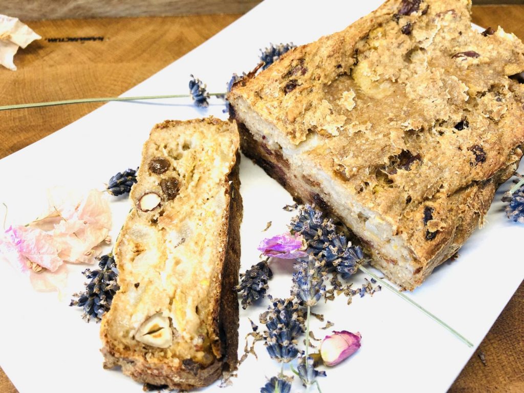 Haferflocken Brot mit Birnen, Datteln und Haselnüssen