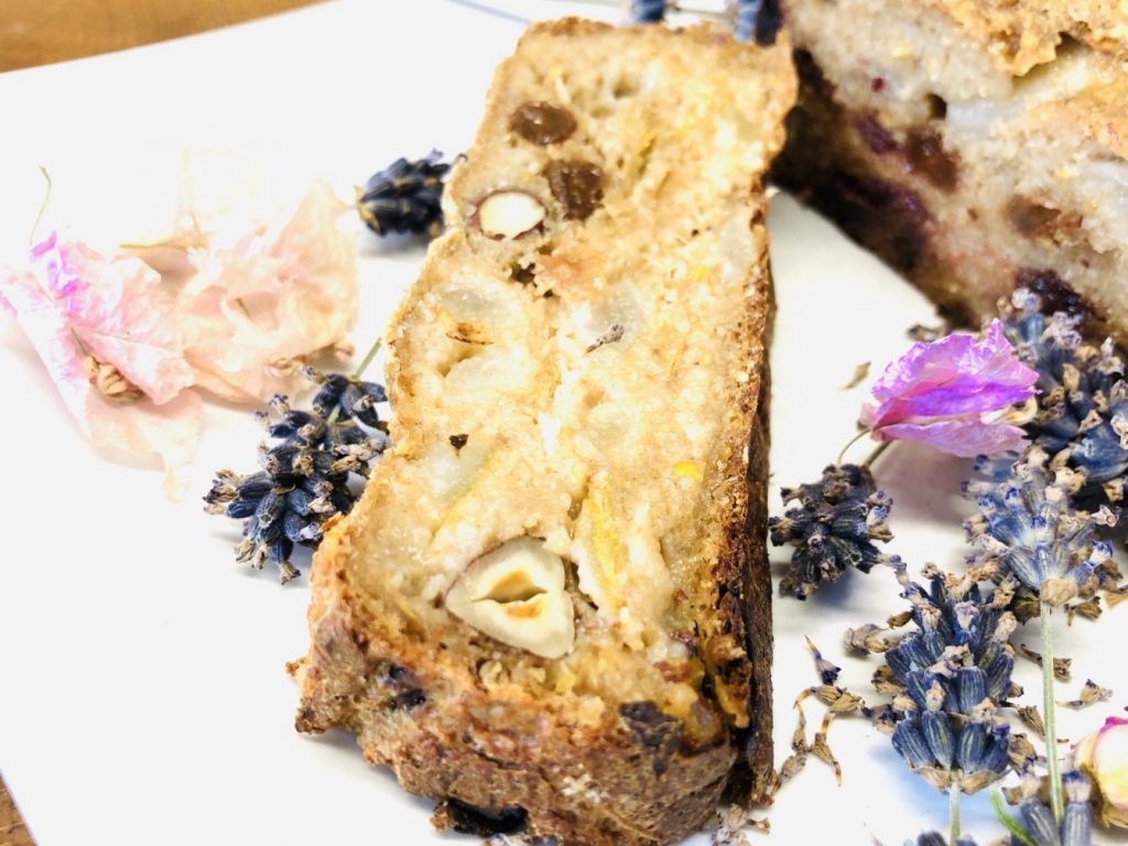Porridge Brot aus Haferflocken mit Birnen, Datteln und Haselnüssen