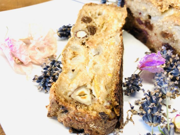 Porridge Brot aus Haferflocken mit Birnen, Datteln und Haselnüssen