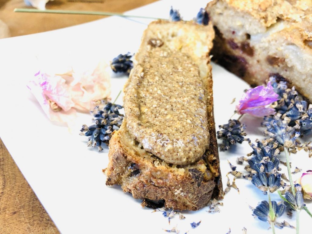 Porridge Brot mit Haselnussmus