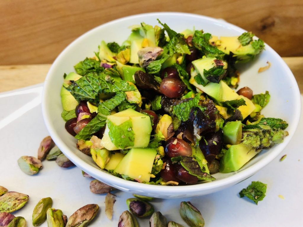 Avocado Salat mit Datteln, Pistazien, Granatapfelkernen und Za’atar