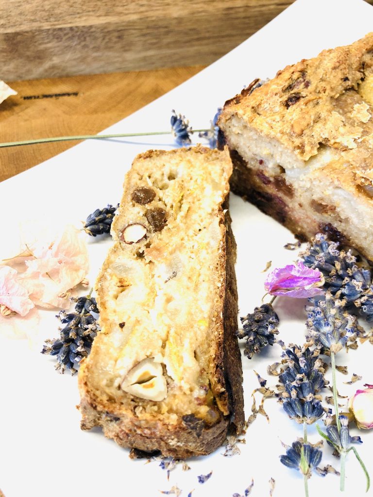 Haferflocken Brot mit Birnen, Datteln und Haselnüssen