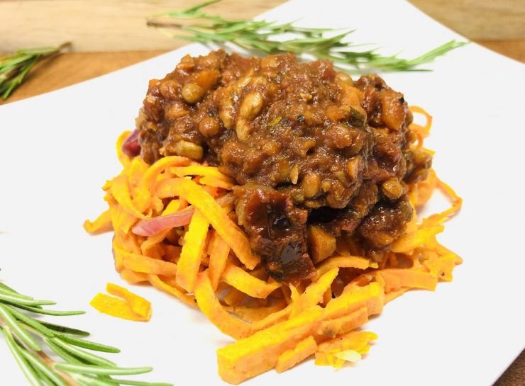 Süßkartoffel Pasta mit Walnuss Linsen Bolognese