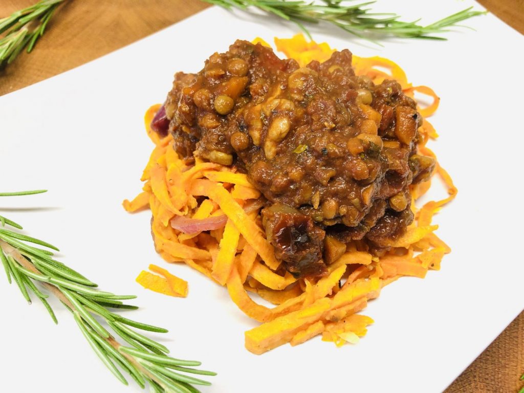 Süßkartoffel Pasta mit veganer Linsen Bolognese