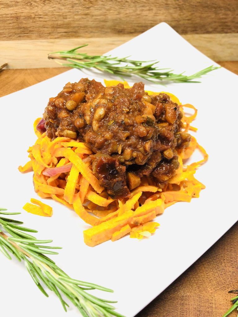 Süßkartoffel Pasta mit Linsen Bolognese