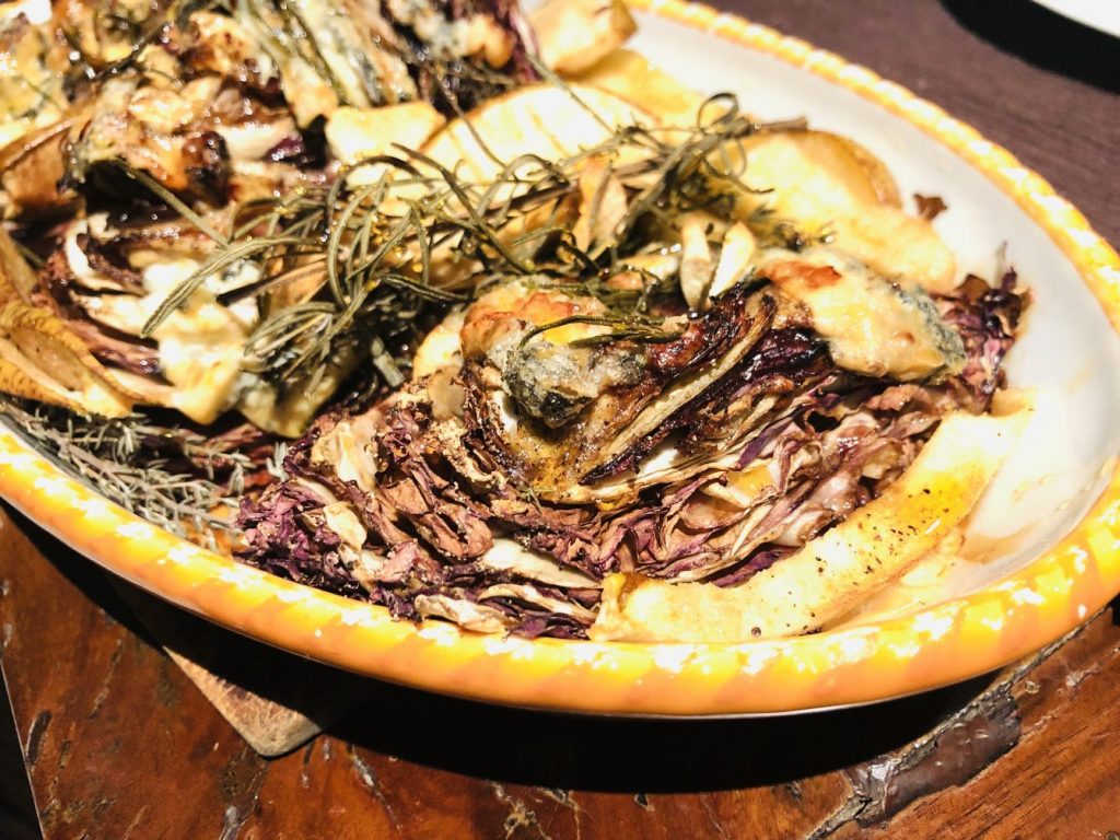Überbackener Radicchio mit Gorgonzola, Birnen und Kastanienhonig