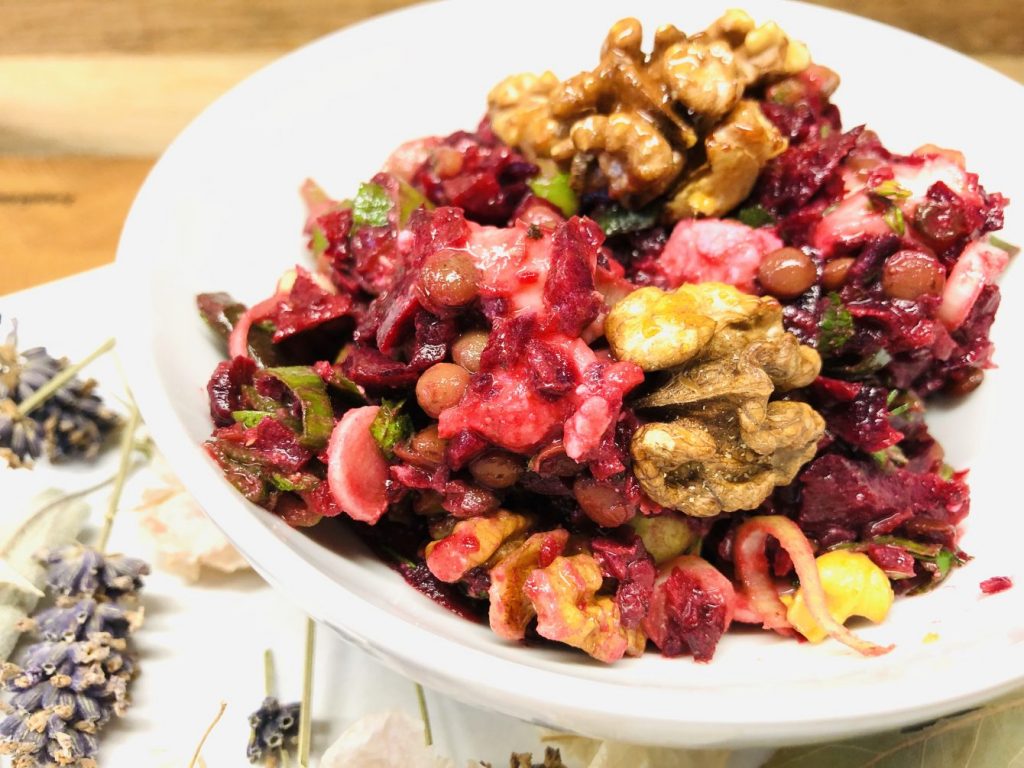 Rote Bete Salat mit Linsen und karamellisierten Walnüssen